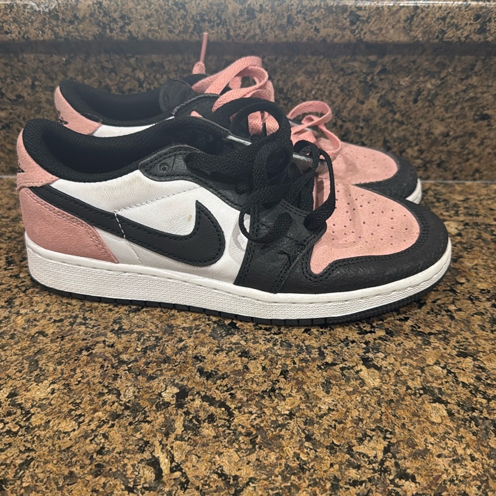 Authentic Air Jordan one bleached coral size 5Y